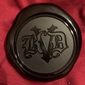 Kat von D lock-it finishing powder light. BN!!